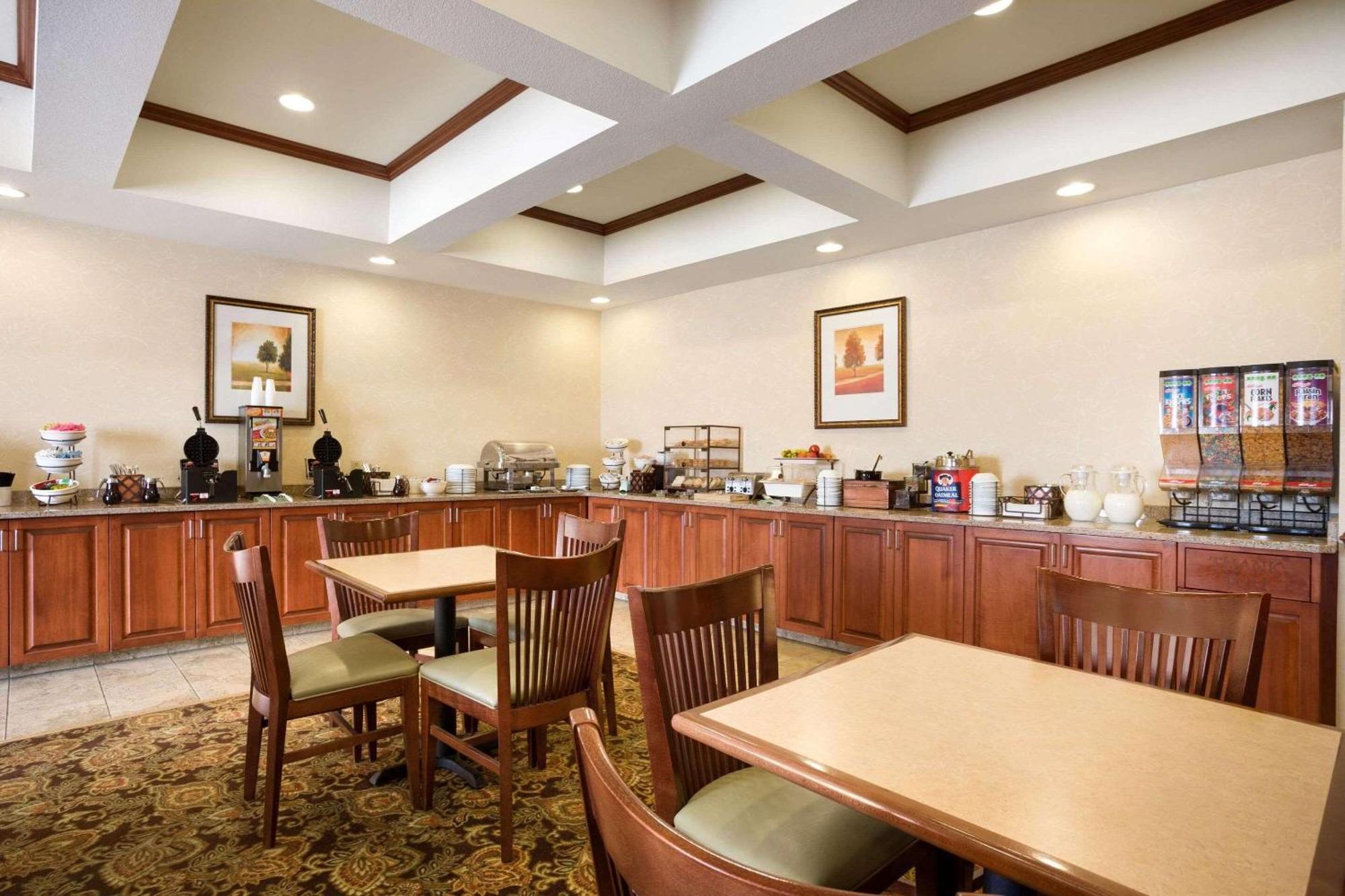 Country Inn & Suites By Radisson, Washington At Meadowlands, Pa Екстериор снимка
